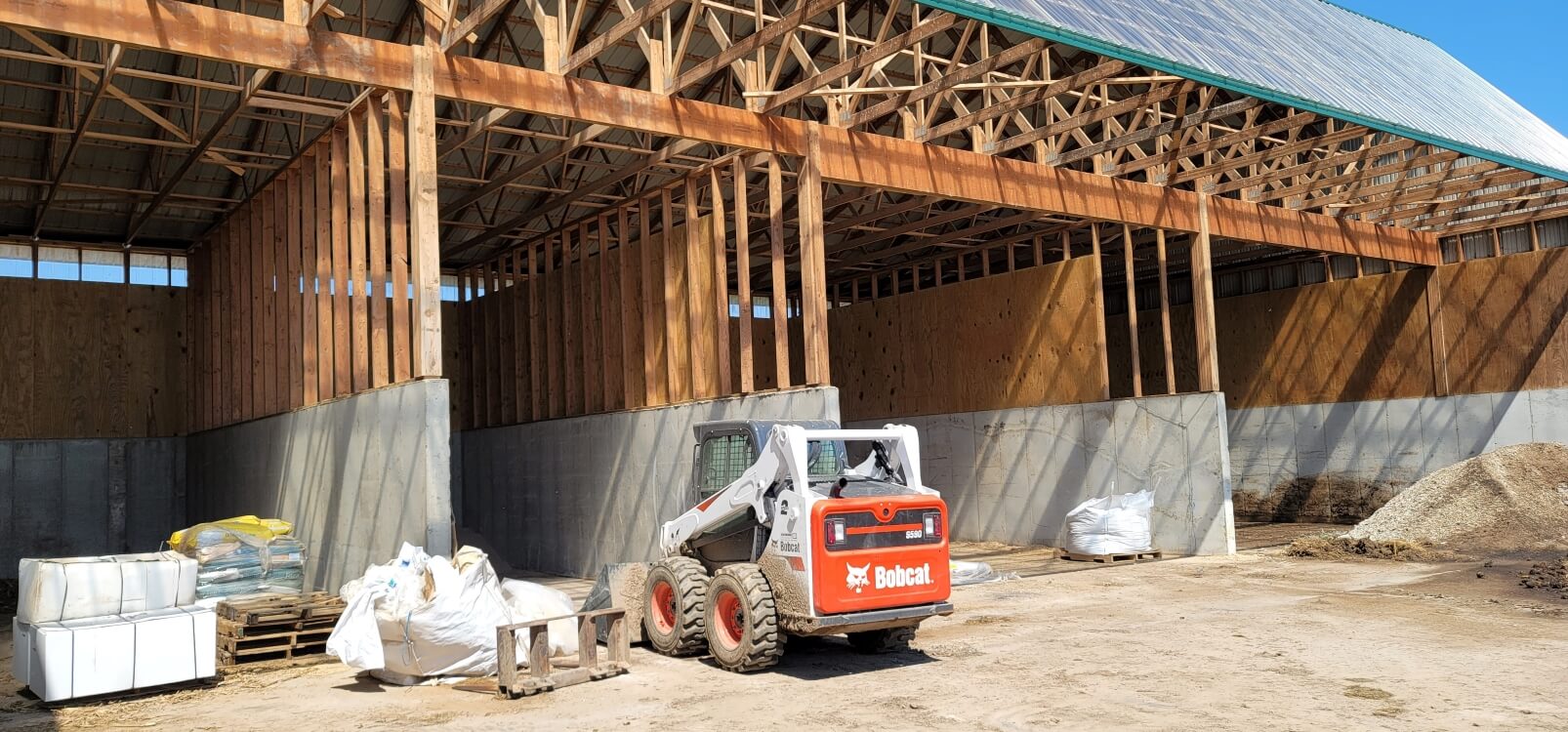 Bobcat S590 Skid Loader with Bucket Attachment